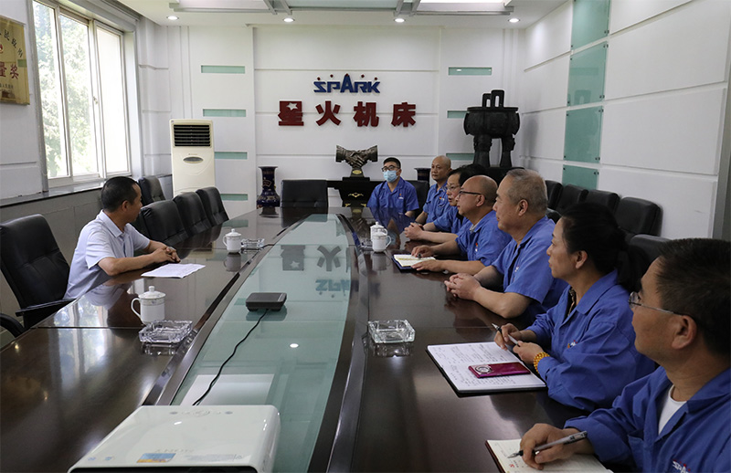 天水市國資委領(lǐng)導(dǎo)慰問星火機床公司一線黨員