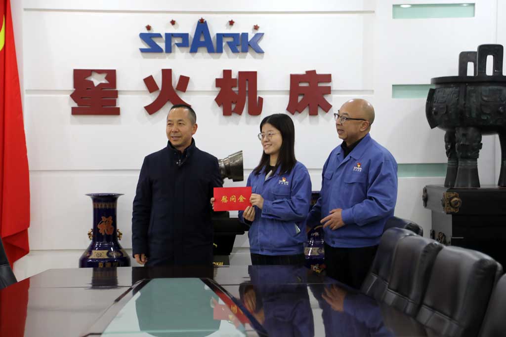 新春慰問送關(guān)懷，歲寒情深暖人心，市國資委領(lǐng)導慰問星火機床公司困難黨員