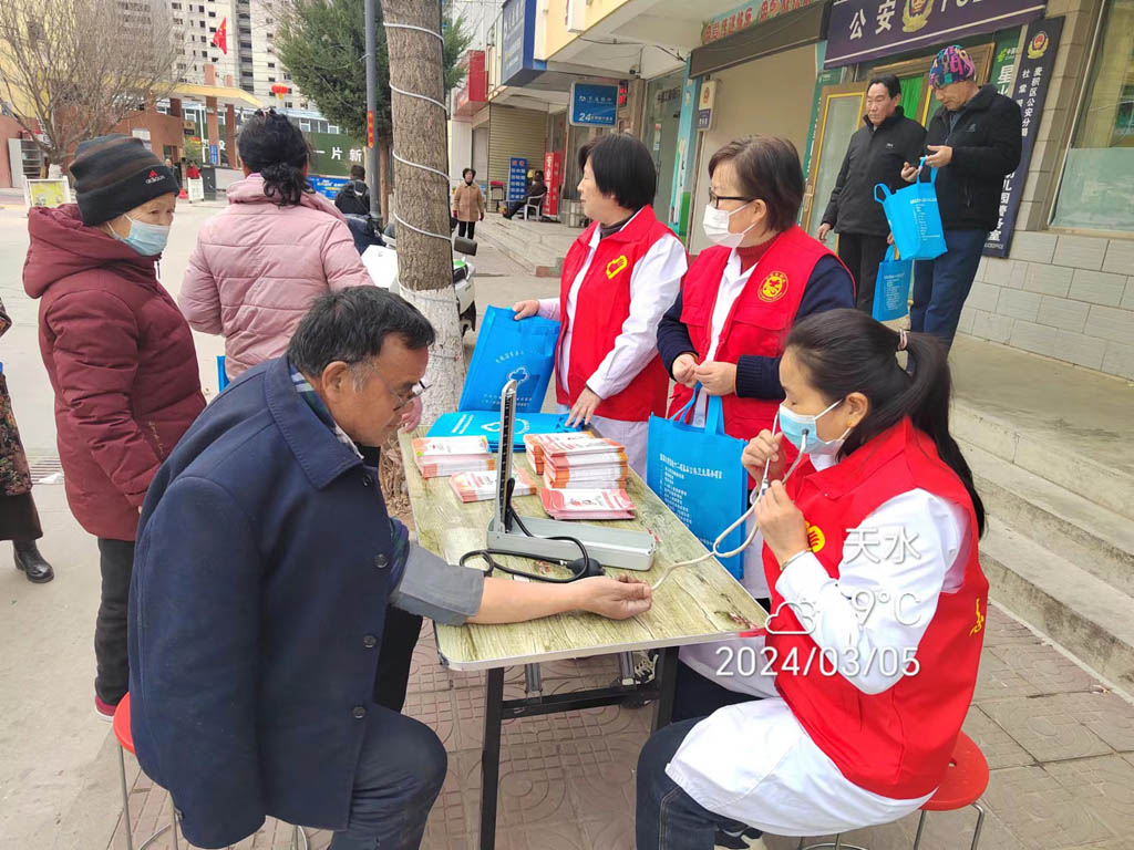 弘揚雷鋒精神,助力文明創(chuàng)建,星火機床公司開展“學雷鋒”志愿服務活動